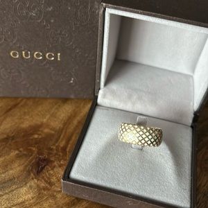 AUTHENTIC GUCCI DIAMANTISSIMA WHITE ENAMEL AND 18 KARAT YELLOW GOLD RING